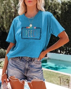 T-shirt bleu ciel à col rond avec imprimé Speech Therapy et cœur en décor extérieur