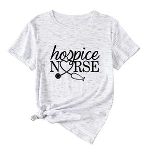 Détail de l'imprimé hospice nurse et cœur stéthoscope sur un t-shirt gris chiné