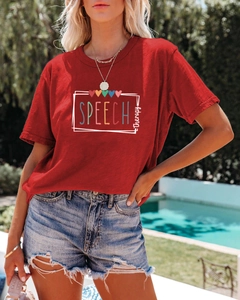 Détail du t-shirt rouge en coton Speech Therapy avec un motif graphique de cœur coloré