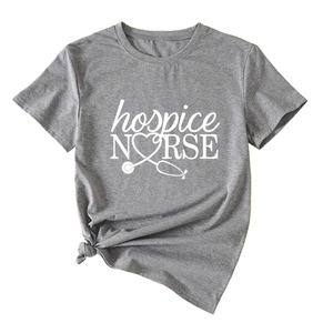 Détail d'un t-shirt gris infirmière hospice avec motif cœur stéthoscope et nœud au bas