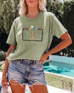 Détail de l'imprimé Speech Therapy et motifs de cœurs sur t-shirt en coton vert
