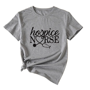 Détail du t-shirt gris infirmière en soins palliatifs avec motif cœur et nœud à la taille