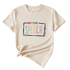 Détail du motif speech therapy sur t-shirt en coton beige avec ourlet noué stylé
