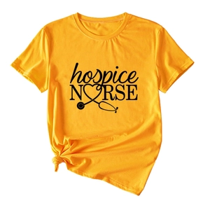 Détail du t-shirt jaune hospice nurse avec col rond et nœud latéral élégant