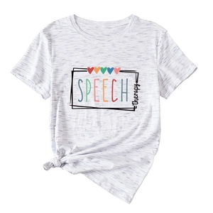 Détail du t-shirt gris avec motif Speech Therapy et nœud élégant sur le côté