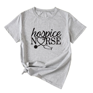 Détail du t-shirt gris infirmière avec imprimé stéthoscope en cœur et nœud latéral chic