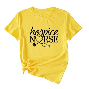 Détail du t-shirt jaune d'infirmière d'hospice montrant l'imprimé stéthoscope en cœur