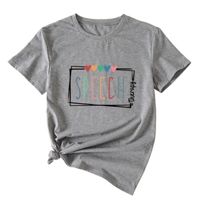 Détail du t-shirt gris speech therapy avec cœurs colorés et nœud décoratif sur le bas