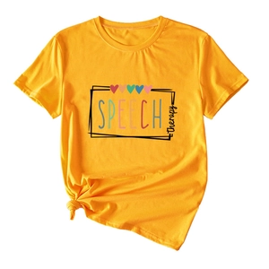 Détail du t-shirt jaune Speech Therapy avec motifs de cœurs et nœud sur le côté