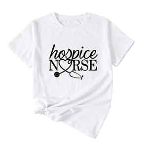 Détail du t-shirt blanc hospice nurse avec motif cœur et stéthoscope et nœud sur le côté