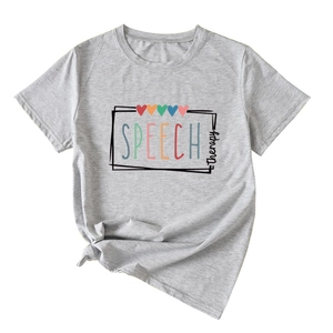 Détail de l'ourlet noué et de l'imprimé Speech Therapy coloré sur un T-shirt gris