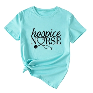 Détail du t-shirt bleu clair d'infirmière en soins palliatifs avec motif cœur et stéthoscope