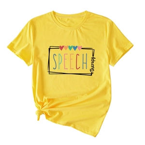Détail du t-shirt jaune à col rond avec imprimé SPEECH therapy et nœud latéral chic