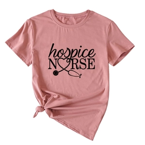 Détail du t-shirt rose d'infirmière avec imprimé stéthoscope cœur et ourlet noué