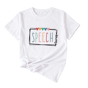 Détail d'un t-shirt blanc speech therapy avec imprimé cœurs et nœud sur le devant
