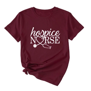 Détail du t-shirt bordeaux pour infirmière avec motif de stéthoscope et nœud latéral