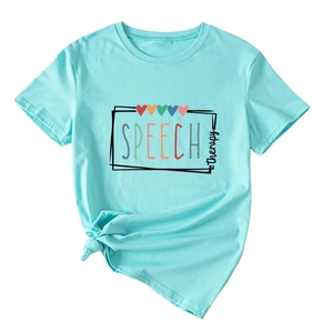 Détail du t-shirt bleu clair Speech Therapy avec imprimé cœur et nœud décoratif en bas