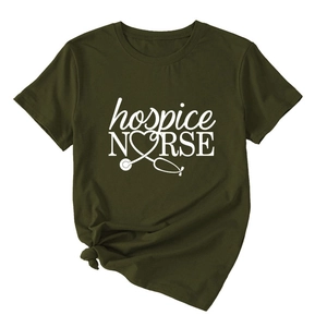 Détail du t-shirt vert foncé d'infirmière avec stéthoscope coeur et nœud sur le côté