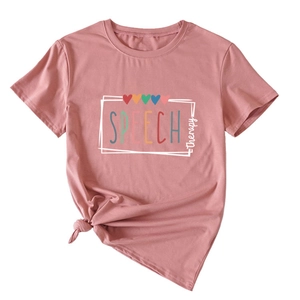 Détail du t-shirt rose à col rond avec imprimé Speech Therapy et nœud latéral élégant