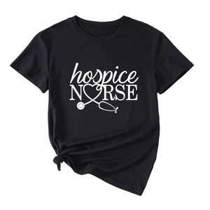 Détail de l'imprimé Hospice Nurse et cœur stéthoscope sur un t-shirt noir