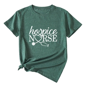Détail de l'imprimé infirmière et du nœud latéral sur un t-shirt en coton vert foncé