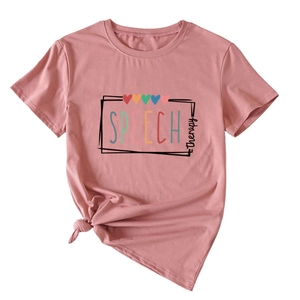 Détail d'un t-shirt rose d'orthophonie avec des cœurs colorés et un nœud latéral stylé