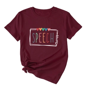 Détail d'un t-shirt bordeaux Speech Therapy à col rond avec un nœud latéral élégant
