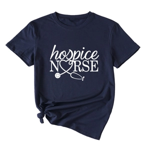 Détail du t-shirt bleu marine hospice nurse avec motif stéthoscope cœur et nœud latéral