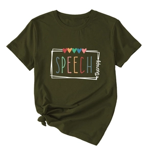 Détail du t-shirt vert olive speech therapy avec typographie colorée et ourlet noué