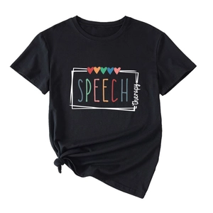 Détail du t-shirt noir speech therapy avec imprimé cœurs colorés et ourlet noué