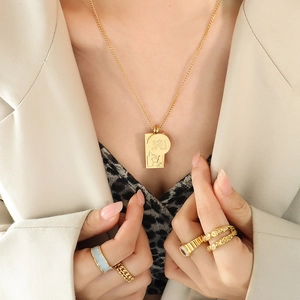 Collier À Double Pendentif En Acier Titane Plaqué Or 18K Portrait Abstrait Étiquette Ronde Carrée Style Hip Hop Bijoux Femmes