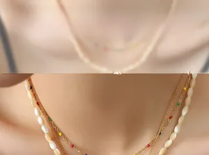 Dettaglio di una collana dorata multistrato con perline colorate e perle d'acqua dolce