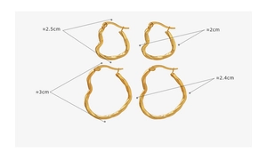 Comparaison de taille de créoles dorées en forme de cœur avec texture métallique sur fond blanc