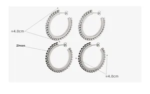 Détail de boucles d'oreilles créoles en C serties de zircons, diamètre 4,0 cm, chic