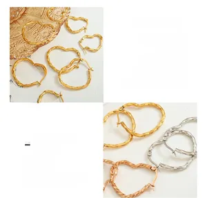 Détail de boucles d'oreilles cœur torsadées en acier titane plaqué or 18 carats