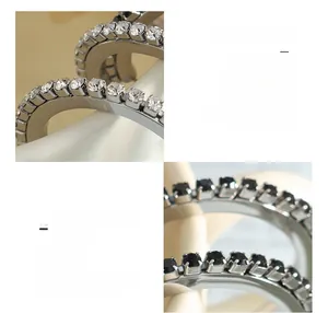Vue macro détaillée de boucles d'oreilles en acier chirurgical avec plaqué or 18K et zircon