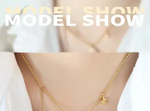 Gros plan d'un collier à billes dorées poli avec un pendentif en étoile sur un mannequin
