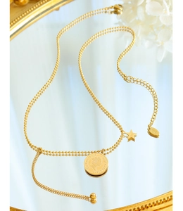 Gros plan du collier doré à double rangée avec portrait de pièce et pendentif étoile