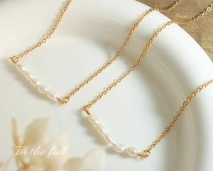 Détail du collier en titane plaqué or orné de perles d'eau douce baroques naturelles