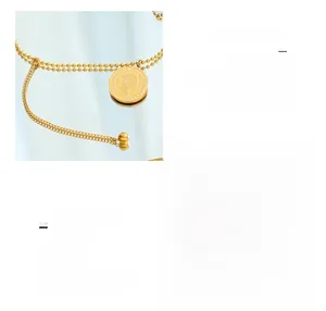 Détail du collier en acier titane plaqué or 18K avec pendentif pièce et frange étoile