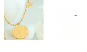 Détail du collier à billes dorées avec pendentif pièce Elizabeth et étoile