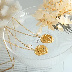 Collana irregolare placcata oro 18K con perla d'acqua dolce in acciaio al titanio