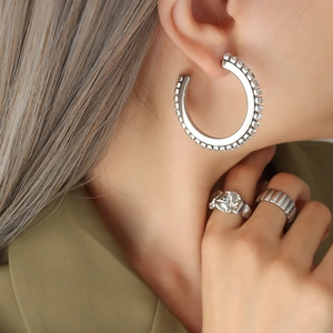 Créoles Larges Acier Titane Zircone Noire Blanche Pavé En Forme De C Style Minimaliste Cool Bijoux Femme