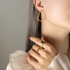 Boucles D'oreilles Créoles Cœur En Or Pour Femmes Acier Titane Minimaliste Texture Ondulée Torsadée Bijoux Élégants Polie