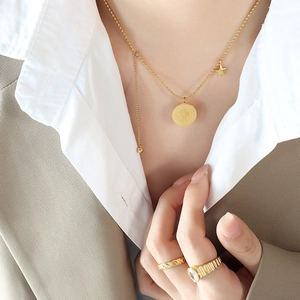 Collier doré avec pendentif pièce de monnaie, étoile et bagues texturées