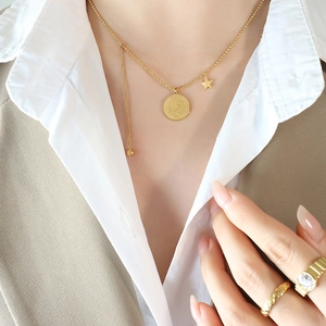Collier en acier au titane doré avec pendentif pièce Élisabeth II et breloque étoile