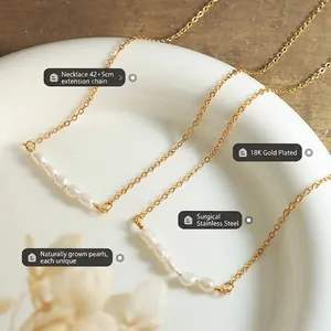 Collier en acier titane doré 18 carats avec cinq perles d'eau douce naturelles 42+5cm
