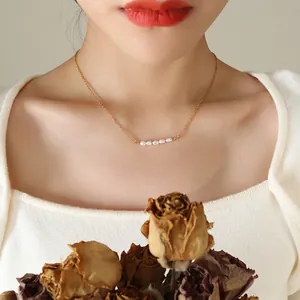 Collier minimaliste en acier titane plaqué or 18k avec cinq perles d'eau douce rondes