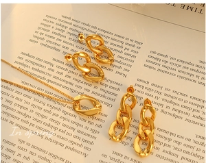 Détails de l'ensemble de bijoux en chaîne dorée avec maillons géométriques torsadés