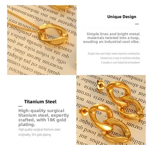 Détail d'un ensemble de bijoux géométriques torsadés plaqué or 18 carats en titane